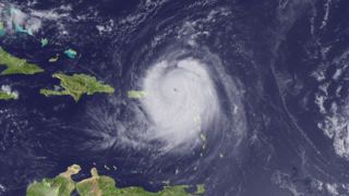 Ураганът "Ърл" отслабна до тропическа буря