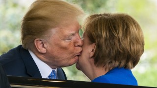 Президентът на САЩ Доналд Тръмп разцелува германския канцлер Ангела Меркел
