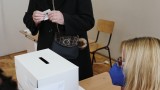 Бусове и автомобили извозват хора до избирателните секции в хасковски села