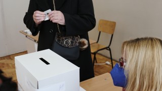 Бусове и автомобили извозват хора до избирателните секции в хасковските