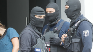 Германската полиция е нахлула в домовете и офисите на двама