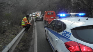 Кола се обърна по таван и затрудни движението между Кресна и Симитли