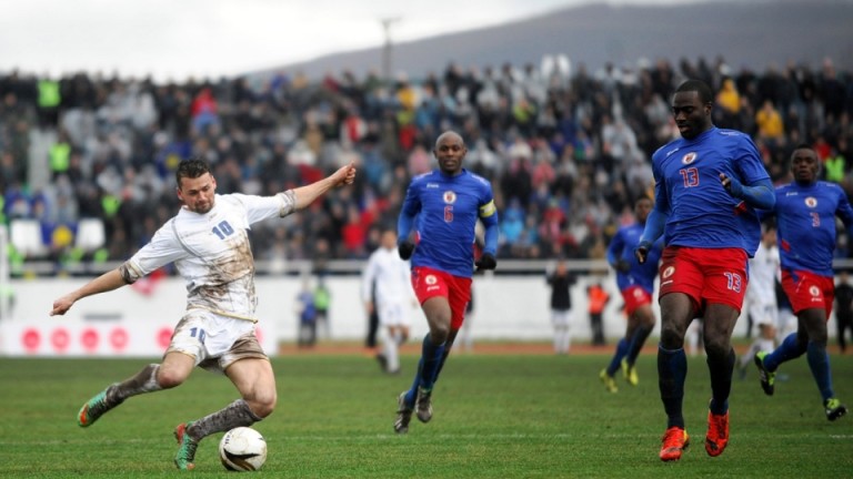 Първият официален мач на Косово е през 2014 година срещу Хаити. Приятелският мач завършва при нулево реми.