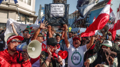 Хиляди излязоха на протест в Перу с искане за оставката на президента Кастильо