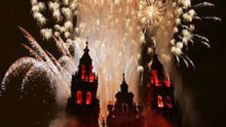Пищно посрещат Нова година в Ню Йорк и Лондон