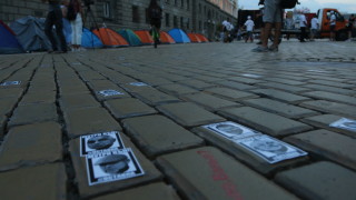 Яйца и ябълки хвърчат по сградата на Партийния дом в