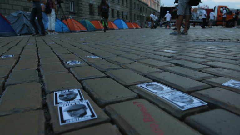 Яйца и ябълки хвърчат по сградата на Партийния дом в