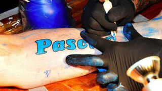 Публичен дом предлага безплатен вход за мъже, които си татуират името му