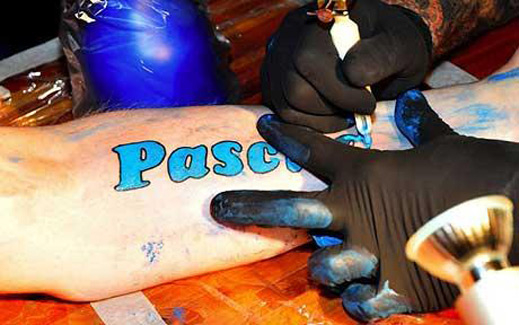 Публичен дом предлага безплатен вход за мъже, които си татуират името му