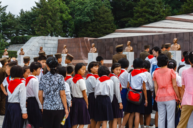 Корейски ученици на мемориалното гробище на революционери