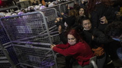 Протест в Истанбул срещу насилието над жени, полицията пусна сълзотворен газ
