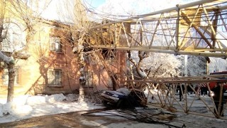 Кулокран падна върху жилищна сграда в Русия