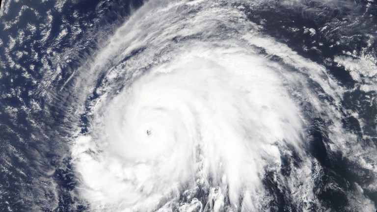 Ураганът Лоренцо, който бушува над Атлантическия океан, се усили до