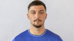 Капитанът на Етър остава верен