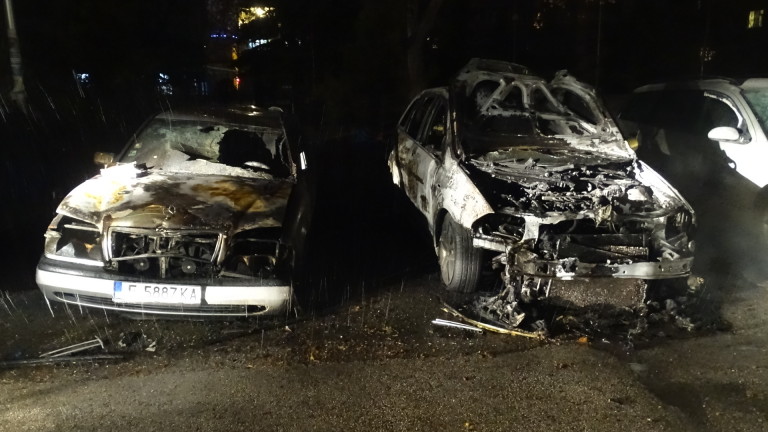 Полицията разследва палеж на два автомобила в Стамболийски
