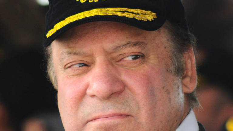 Отстраненият пакистански премиер поиска брат му да заеме поста