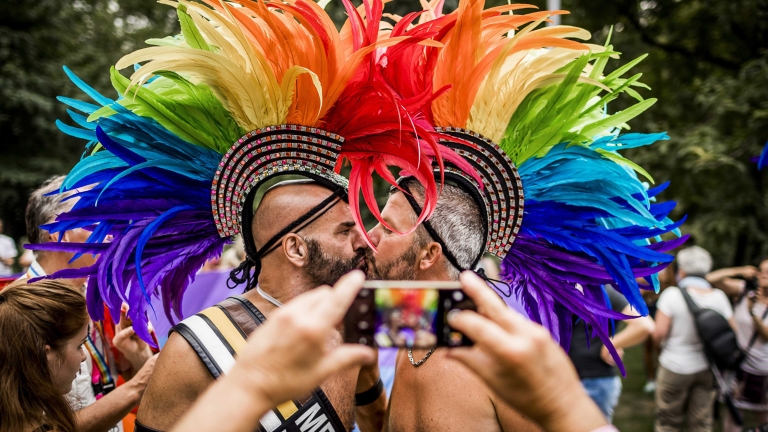 Хиляди хора танцуваха по улиците на Берлин в защита правата на гейовете