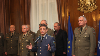 Шефът на отбраната хвърли оставка