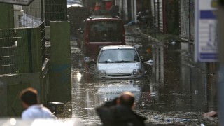 Трима ранени при буря в Истанбул 