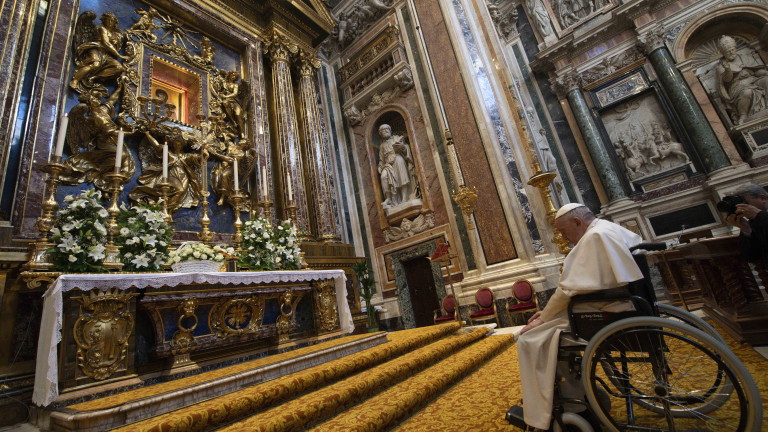 Близо 1000 души присъстваха на службата в Рим, където папа