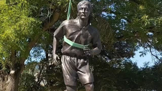 Паметникът на Трифон Иванов беше монтиран срещу стадион Ивайло във