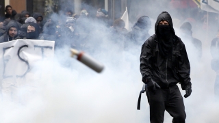 Сблъсъци и арести във Франция при масови стачки 