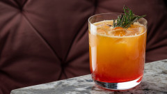 Коктейл Tequila Sunrise - една модерна класика с рокендрол корени