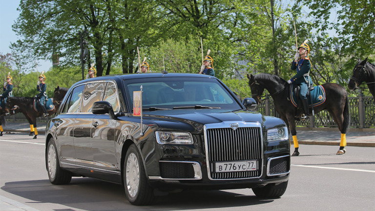 Путин се придвижи до Кремъл с новата луксозна лимузина