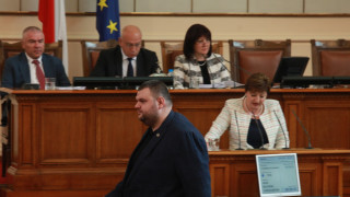 Делян Пеевски идва на работа втори ден Депутатът бе