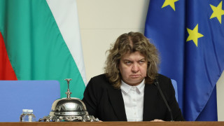 Пред празна зала парламентарната група на Възраждане започна да брани