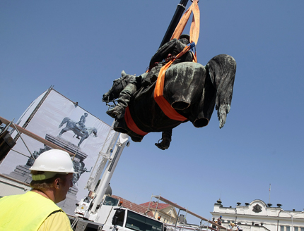 Вандализъм вършат с ремонта на паметника на Цар Освободител