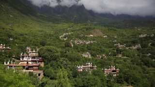 Най малко два тибетски будистки монашески центъра са били сериозно повредени