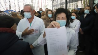 Продължава протестът в здравните инспекции Служители в Бургас обявиха че