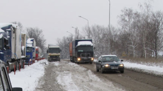 Македония пак спря камионите от България