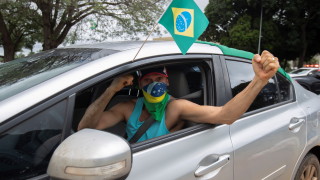 Стотици хора излязоха по улиците в големите градове в Бразилия