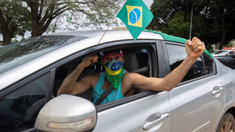 Стотици хора излязоха по улиците в големите градове в Бразилия,