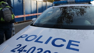 Автомобил и полицейски бус са се ударили в близост до