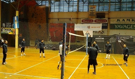 В Локо загърбиха футбола, тренират волейбол!