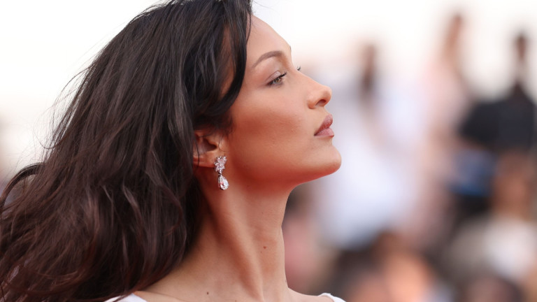 Бела Хадид не се притеснява да покаже гърдите си