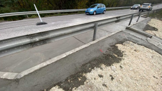 Движението в засегнатия от свлачище участък от пътя Русе