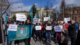 Миряни и сещеници излязоха на протест и контрапротест пред Светия