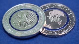 Първата монета от 5 евро идва до дни