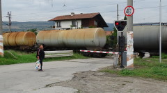 Влак блъсна инкасо автомобил в Разградско