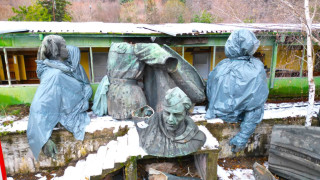 Нарязаните фигури от Паметника на съветската армия известен още като