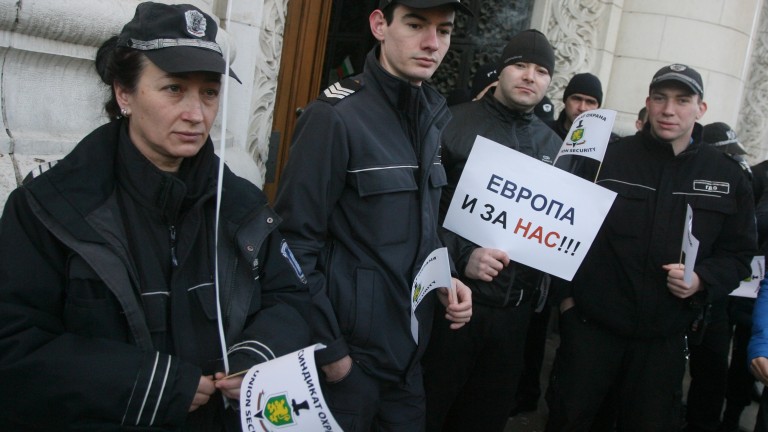 Служителите в затворите искат пълно изравняване на заплатите в сектора