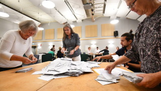 На парламентарните избори в Швеция социалдемократите и десноцентристкият алианс са