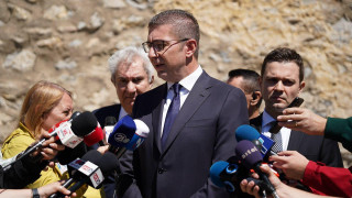 Мицкоски пак постави под въпрос вписването на българите в Конституцията