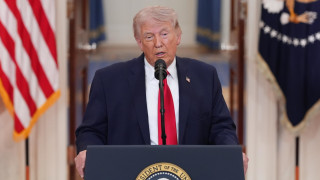 Тръмп: САЩ ще нанесат "изключително силен" удар върху Иран до месец