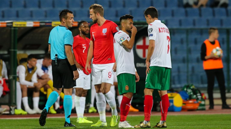 Прояви на расизъм на два пъти спряха България - Англия, фенове напуснаха стадиона