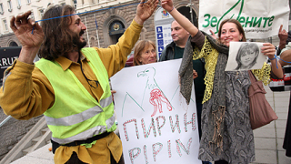 Еколози пяха „Хубава си, моя горо” пред МС